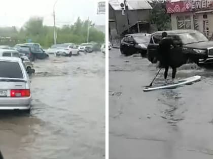 «Пора лодку покупать»: после продолжительных дождей Новосибирск превратился в Венецию