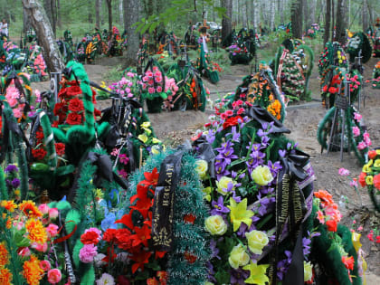 Дополнительные автобусы и маршрутки запустят до кладбищ на Радоницу