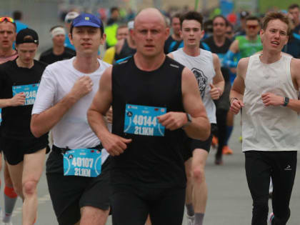 «Забег.РФ»: новосибирцы вышли на старт полумарафона под дождём