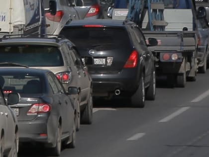 Трёхкилометровая пробка образовалась у Гусинобродского кладбища