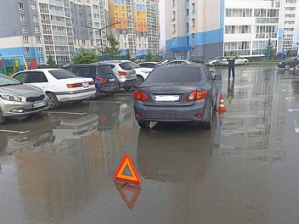 В Новосибирске автомобиль сбил шестилетнего велосипедиста во дворе дома