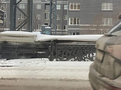 Ажурного забора на 120 тысяч недосчитались на Красном проспекте