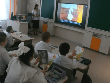 В новом здании школы № 57 Новосибирска посреди зимы прозвучал первый звонок