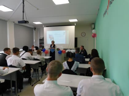 Герой России делится опытом со школьниками