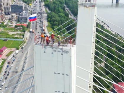 В Новосибирске на 114-метровую высоту подняли государственный флаг России