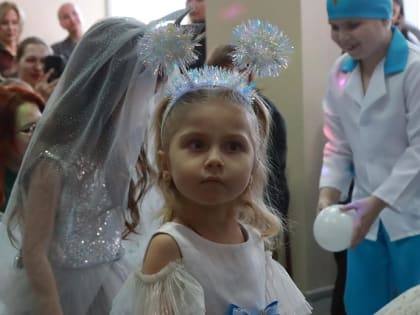 Для прошедших терапию мам с особенными детьми устроили «Ёлку желаний»