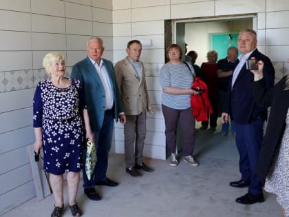 Олег Иванинский посетил стройку поликлиники в Оби