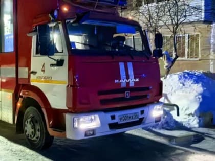 9 человек спасли из пожара в новосибирской пятиэтажке