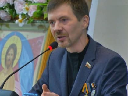 «Учителя стоит поощрить»: депутат горсовета высказался о скандале с непристойными фото учительницы в НСО