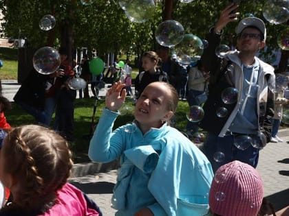 Как отмечают День защиты детей в Новосибирске: 30 весёлых кадров