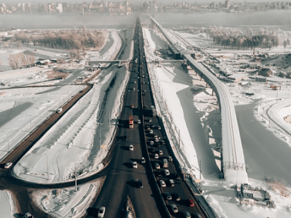 В Новосибирске дорогу на Октябрьском мосту сузили до ноября 2024 года