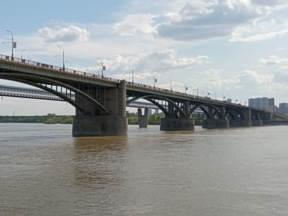 В Новосибирске приступили к ремонту обратной стороны Октябрьского моста