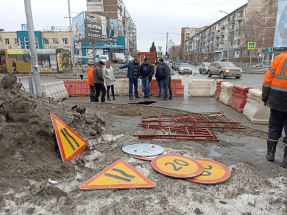 Специалисты КБУ приступили к выяснению причин обрушения асфальта на перекрёстке в Бердске
