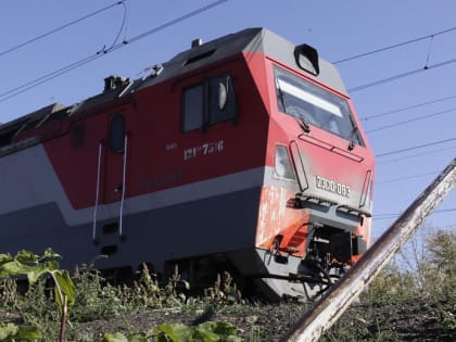 Локомотив столкнулся с автомобилем на переезде под Новосибирском