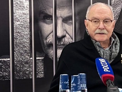 Аншлаг на спектакле «12» Никиты Михалкова в Москве