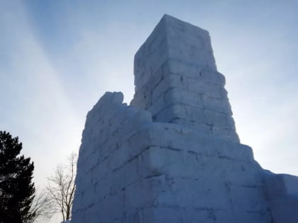 Ученый построил снежную башню на пляже новосибирского Академгородка