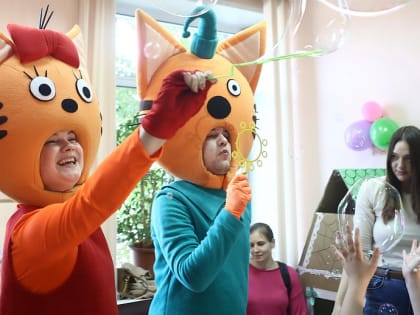 Карамелька и Компот устроили праздник малышам из центра «Магистр»