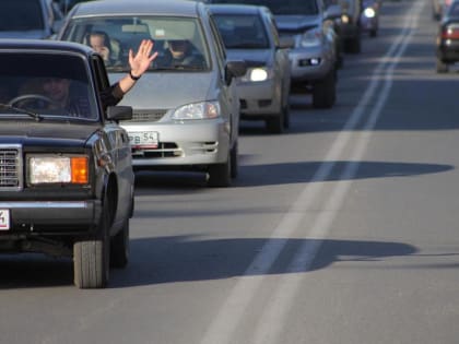 Водителям предложили приклеить портреты фронтовиков на стёкла авто