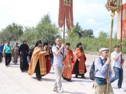Состоялся традиционный приходской Царский крестный ход на Святой источник
