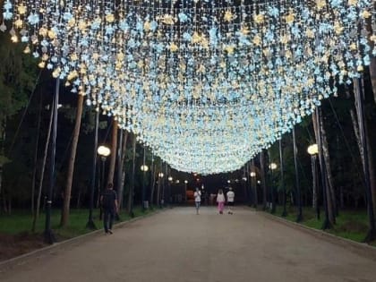 Сияющий потолок из гирлянд снова смонтировали в Центральном парке