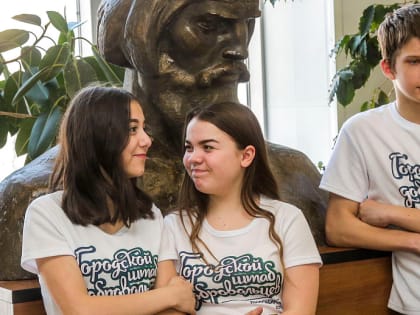 Аутфит, вайб, нормисы и чикибамбони: обзор новых словечек ко Дню филолога