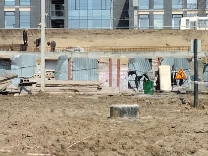 Туалет-долгострой демонтируют на Михайловской набережной в Новосибирске