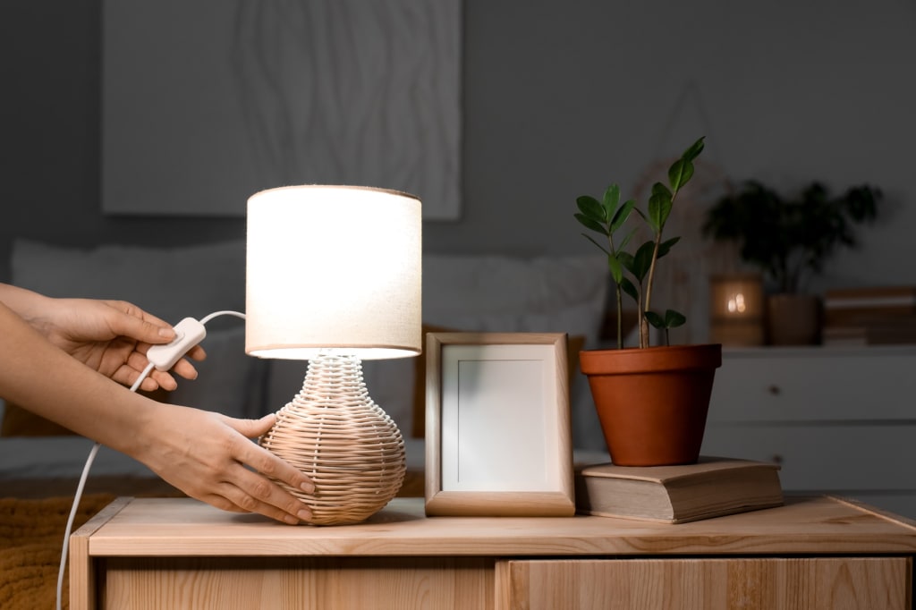 Mano accende lampada Mano accende lampada