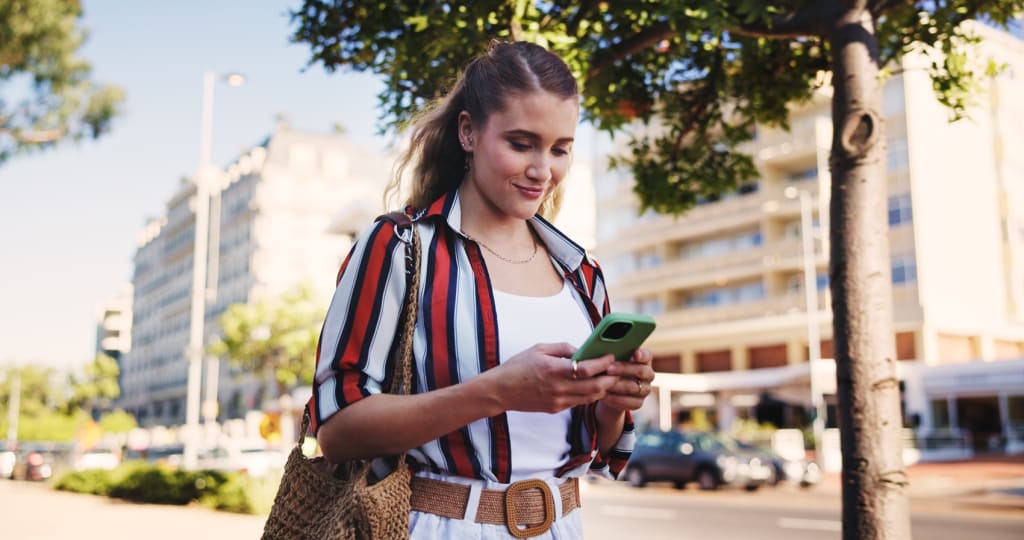 Ragazza sorride al telefono