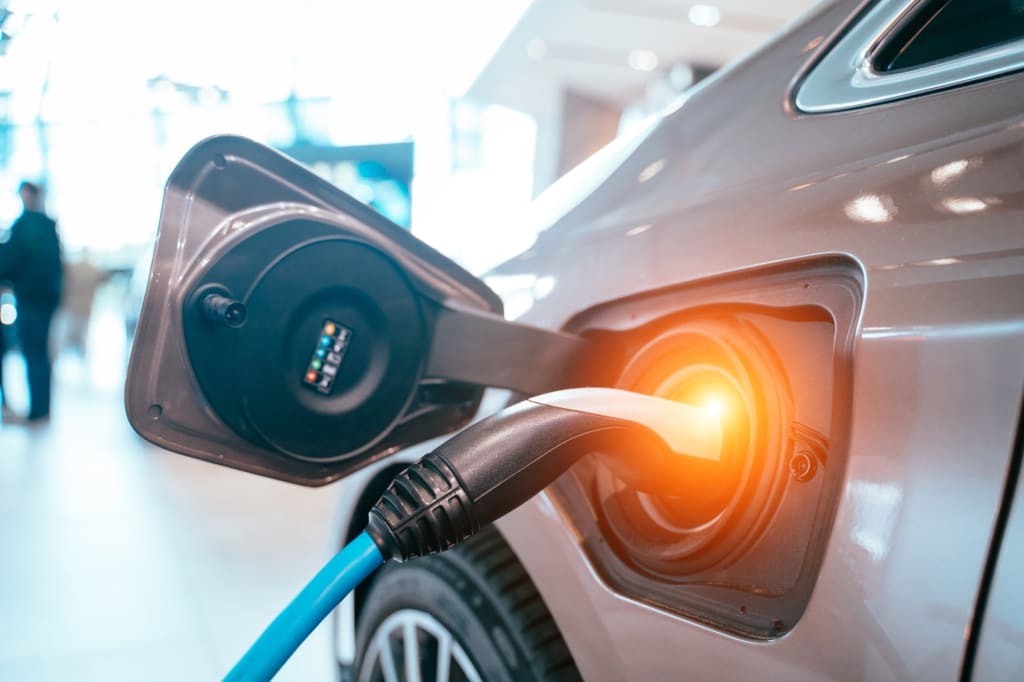 auto elettrica in ricarica