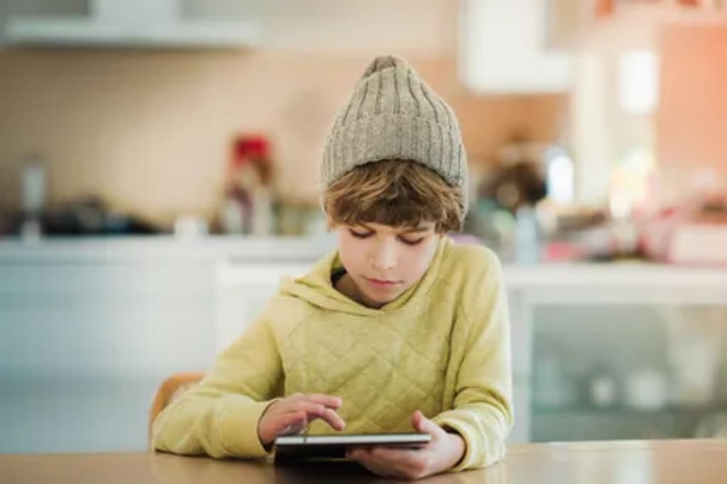 bambino utilizza tabòet bambino utilizza tabòet