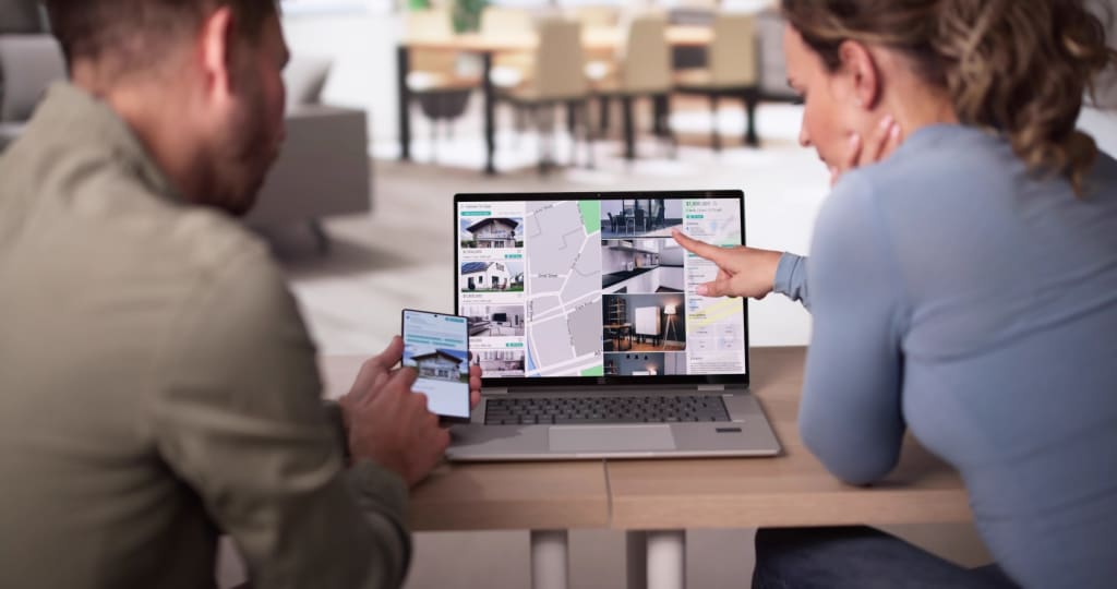 coppia cerca casa al pc