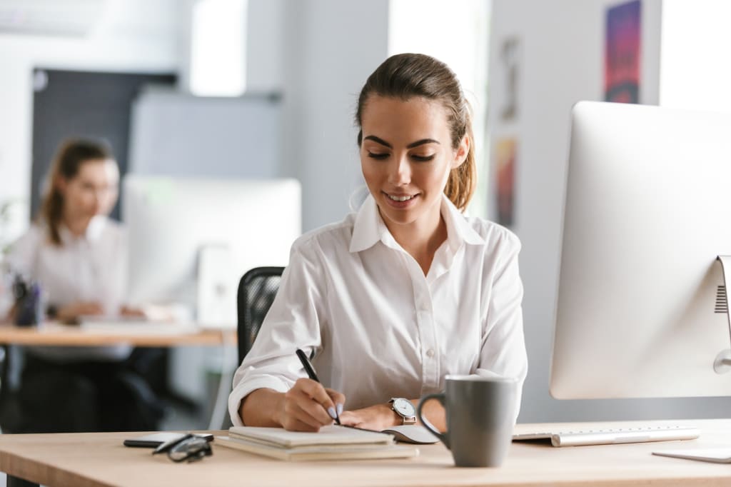 Dipendenti in ufficio che lavorano Dipendenti in ufficio che lavorano