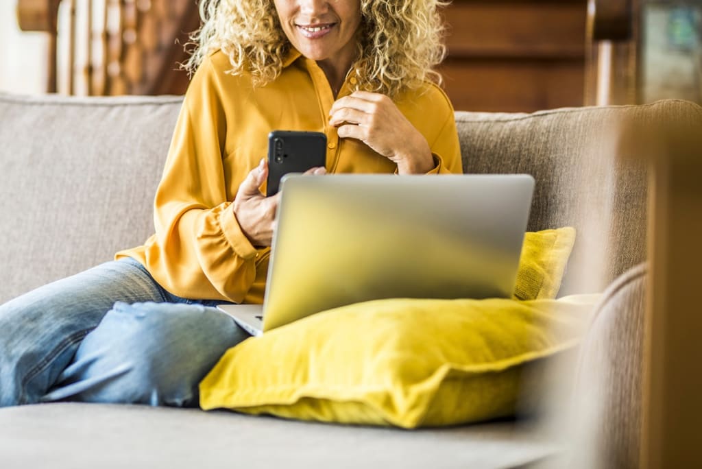 Donna naviga in internet