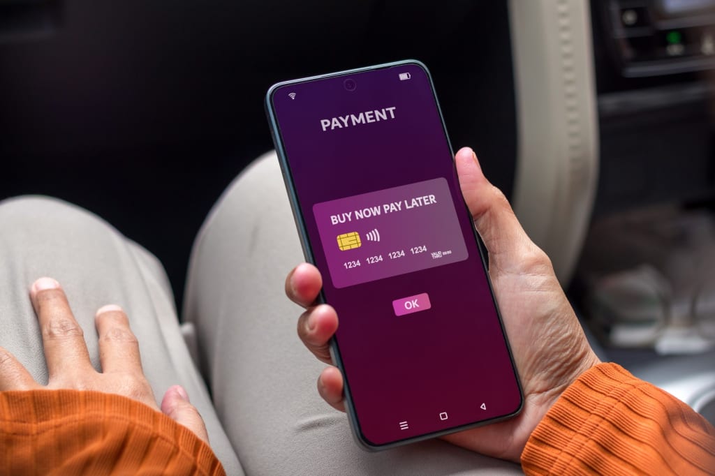 donna usa lo smartphone per un pagamento donna usa lo smartphone per un pagamento