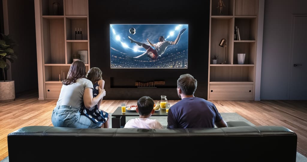Famiglia che guarda una partita di calcio alla tv Famiglia che guarda una partita di calcio alla tv