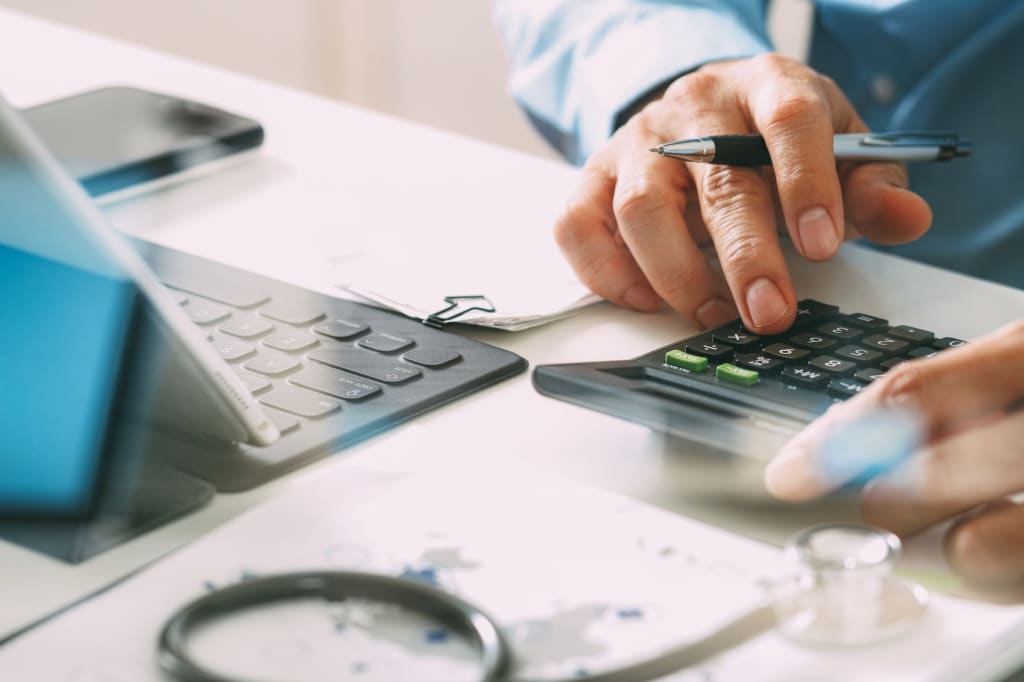 mani che digitano su calcolatrice
