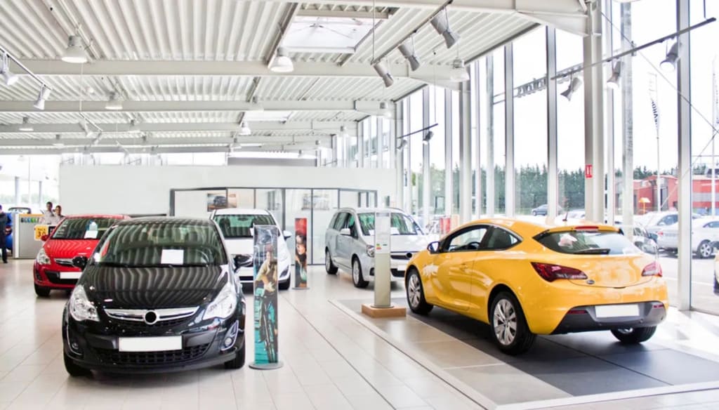 auto esposte in un concessionario auto esposte in un concessionario