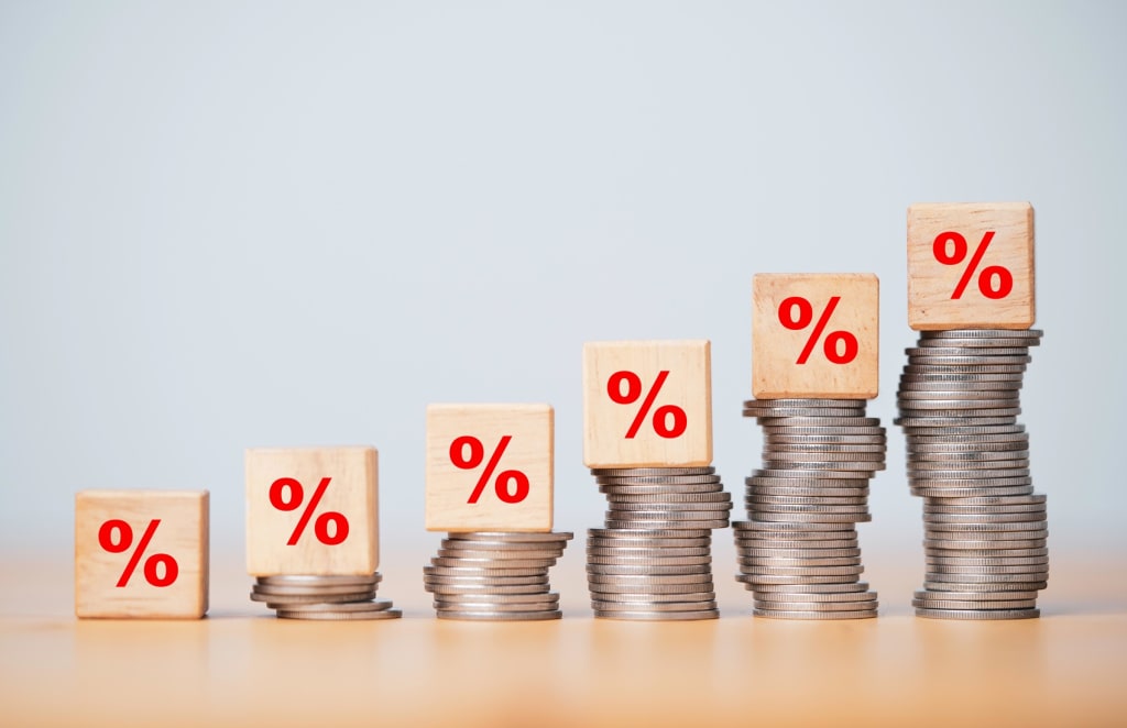 Monete con simbolo percentuale che indica l'andamento degli interessi