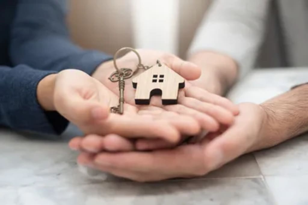 mani tengono chiavi di casa mani tengono chiavi di casa