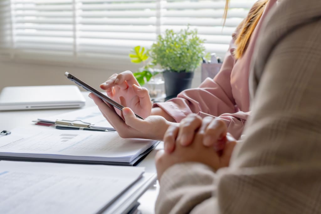 persone controllano conto corrente sullo smartphone persone controllano conto corrente sullo smartphone