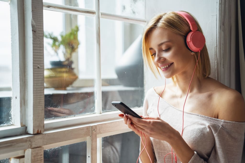 ragazza alla finestra guarda lo smartphone ragazza alla finestra guarda lo smartphone