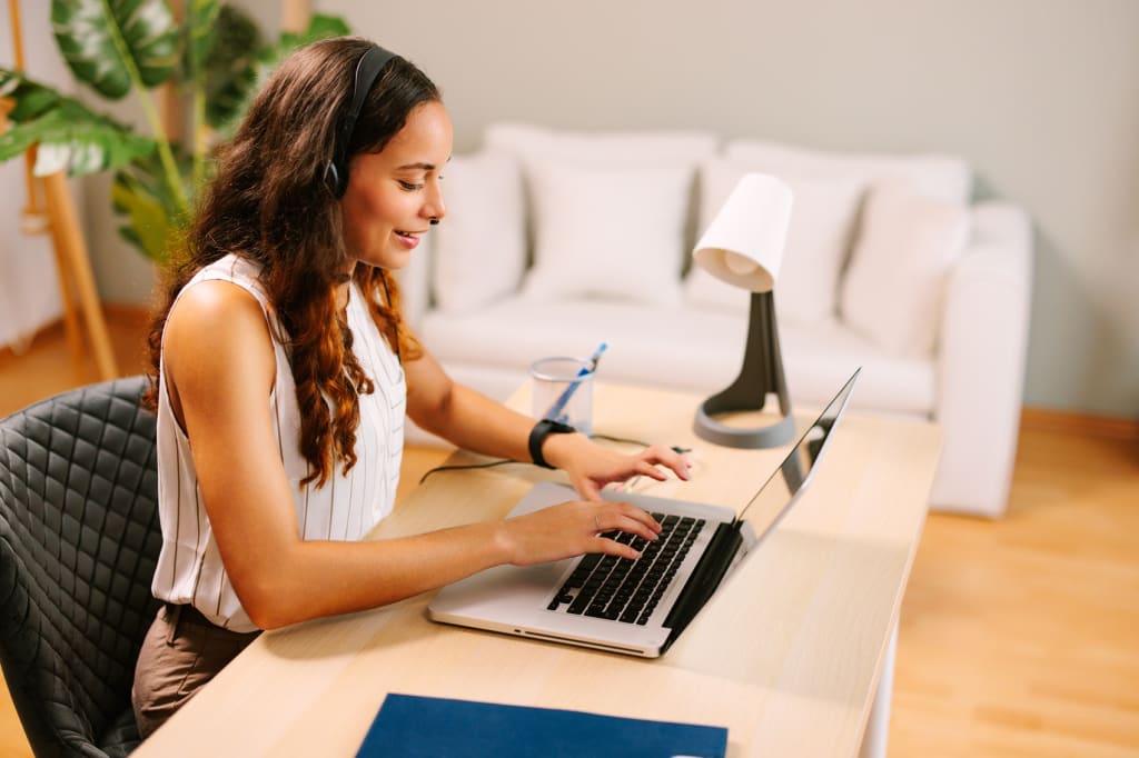Ragazza che naviga in internet e digita su tastiera