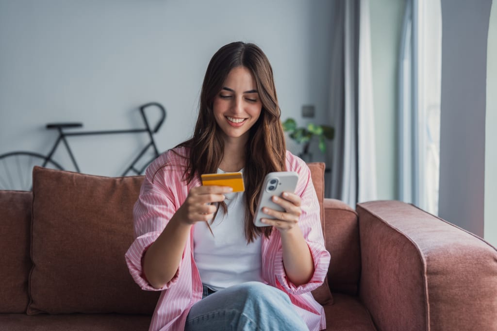 Ragazza con carta in mano Ragazza con carta in mano