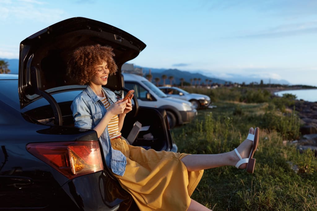 ragazza con smartphone in ragazza con smartphone in