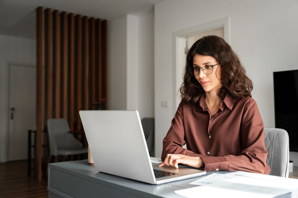 ragazza confronta offerte di prestiti online