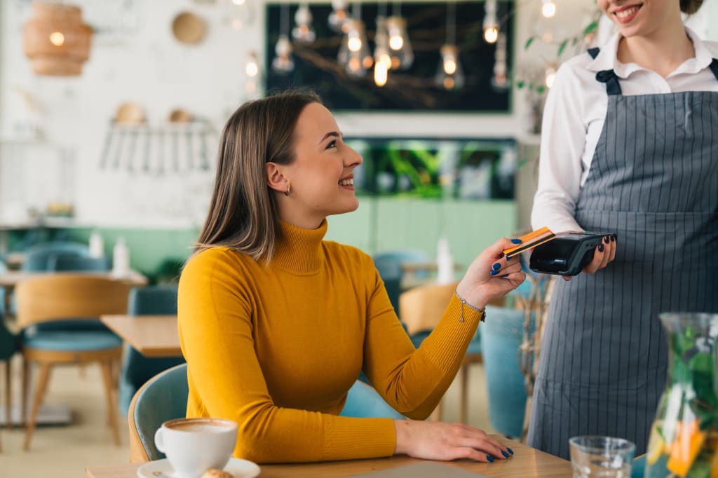 Ragazza paga con contactless