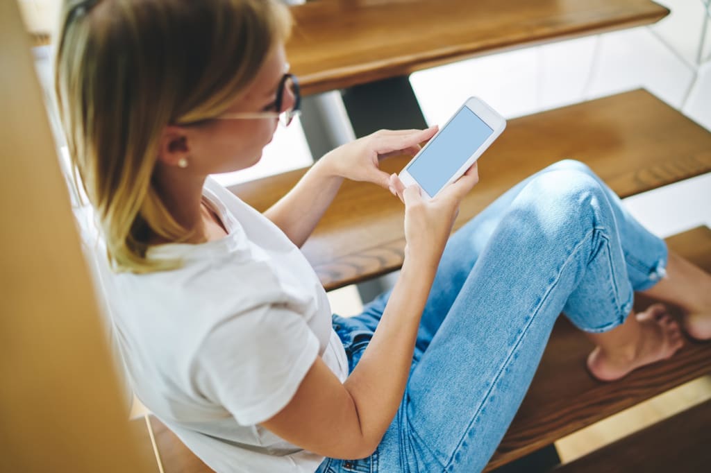 Ragazza al cellulare