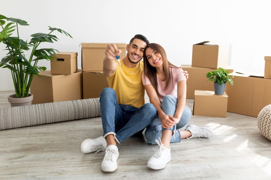 Ragazzi che hanno acquistato una casa nuova e si stanno trasferendo Ragazzi che hanno acquistato una casa nuova e si stanno trasferendo