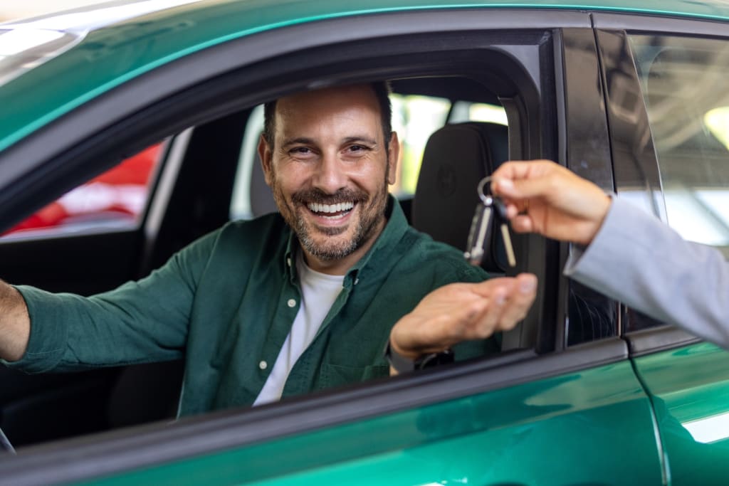 ragazzo sorridente riceve le chiavi dell'auto ragazzo sorridente riceve le chiavi dell'auto