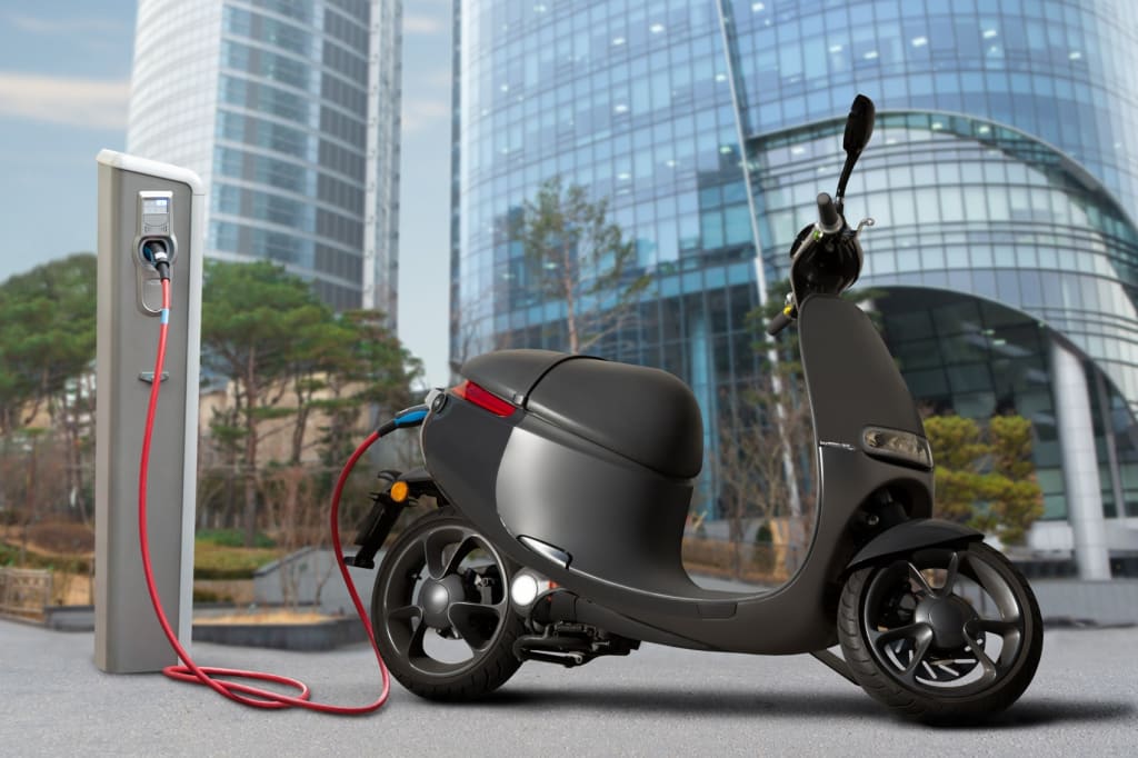 scooter-elettrico-in-ricarica scooter-elettrico-in-ricarica